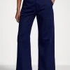 Polo Ralph Lauren CHNO CROPPED FLAT FRONT - Spodnie Materiałowe - Newport Navy -Polo Ralph Lauren 39e4aea7ac15418baa3808a3e98b825e