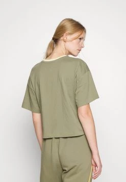 Polo Ralph Lauren BOXY CREWNECK - T-shirt Z Nadrukiem - Sage Green -Polo Ralph Lauren 4f34657df0574eb18c6cb5d21a81aaea