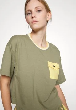 Polo Ralph Lauren BOXY CREWNECK - T-shirt Z Nadrukiem - Sage Green -Polo Ralph Lauren 59fb7265e8e34101a9b9489ab678c93c