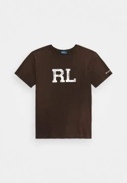 Polo Ralph Lauren PRIDE TEE SHORT SLEEVE - T-shirt Z Nadrukiem - Antique Brown -Polo Ralph Lauren b1f1e781faf3400eaa1936e803a438b3