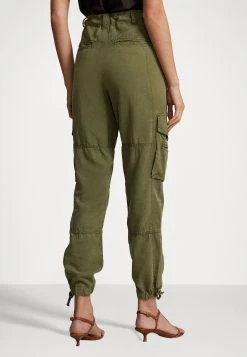 Polo Ralph Lauren ANKLE FLAT FRONT - Bojówki - New Olive -Polo Ralph Lauren dea1a1bfbae84a6f83c1ea09f3540186