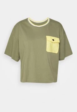 Polo Ralph Lauren BOXY CREWNECK - T-shirt Z Nadrukiem - Sage Green -Polo Ralph Lauren fd8cc7b9e42b414b96ce867d4604f110
